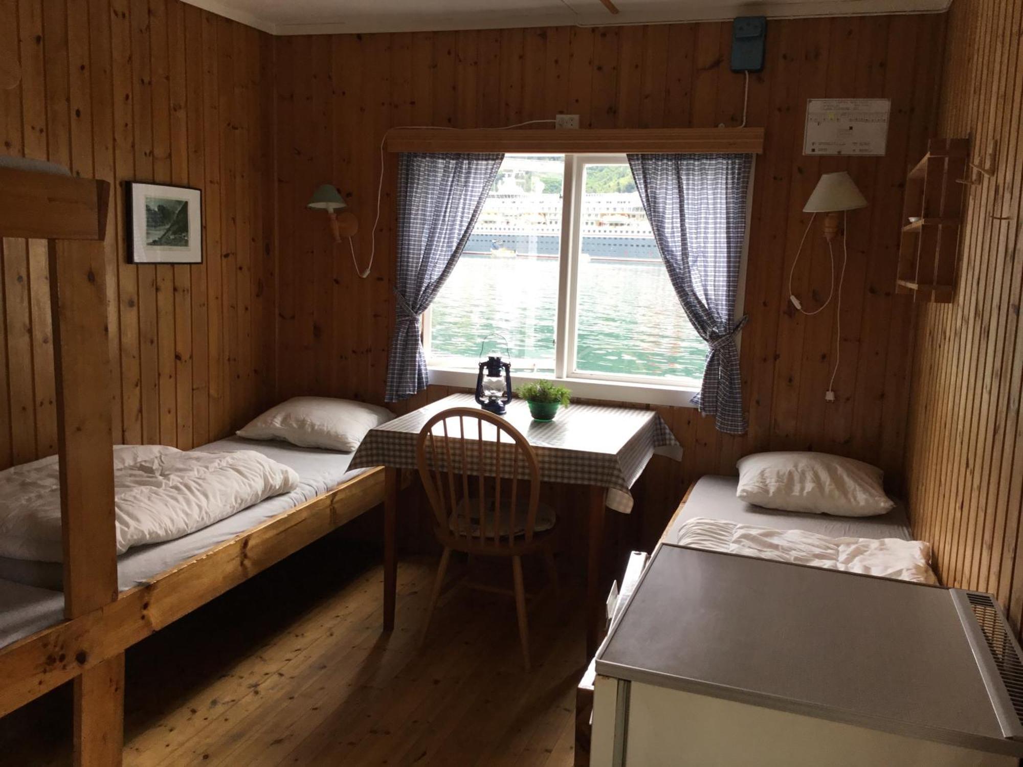 Nesset Fjordcamping * Olden
