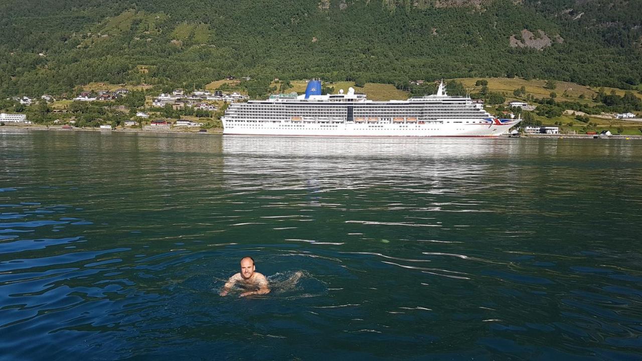 Nesset Fjordcamping * Olden
